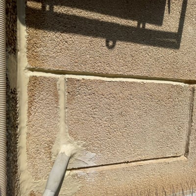 קיר בטון עם צינור ותפרים אטומים