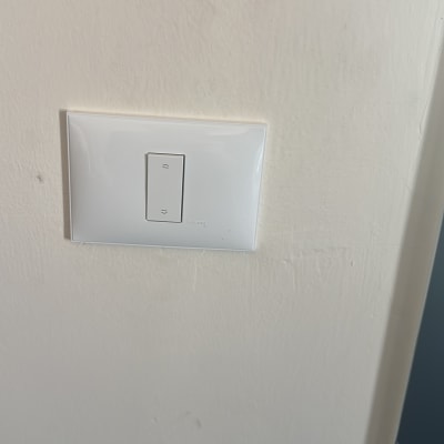מתג חשמלי על קיר לבן