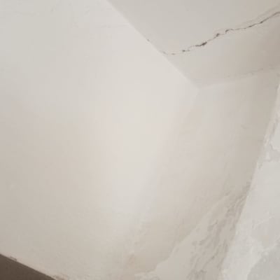 קיר עם סדק ותיקון טיח