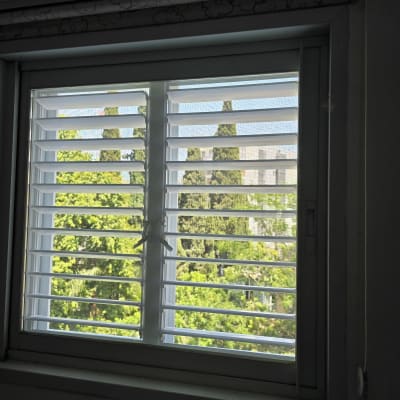 חלון אלומיניום עם תריסים פתוחים חלקית