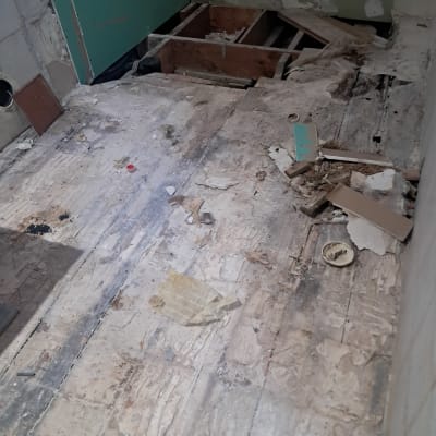 רצפה חשופה עם חומרים לבנייה ושיפוץ