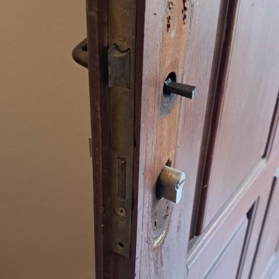מנעול דלת עץ עם צילינדר חשוף
