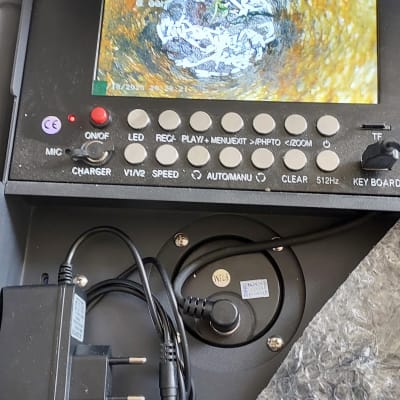 מסך תצוגה של מצלמת צנרת עם כפתורים וכבלים