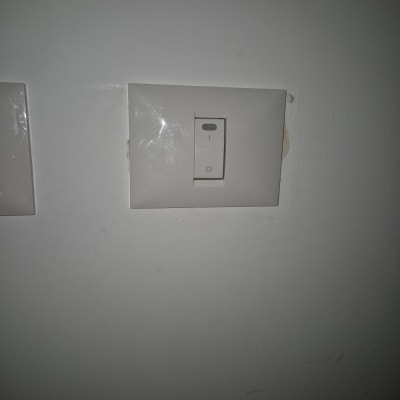 מתג חשמלי על קיר לבן