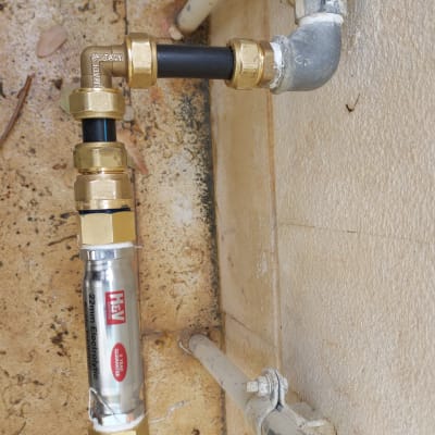 צינור מתכת עם מחברים וברז זוויתי