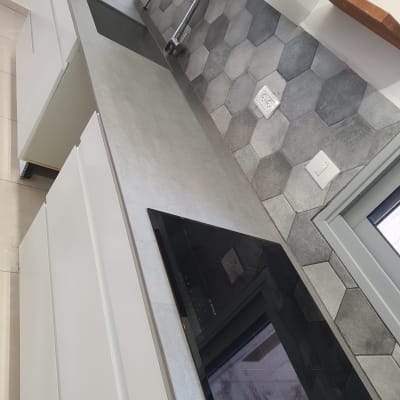 מטבח נקי עם כיור וברז, כיריים חשמליות