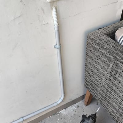 שקע חשמל, מקדחה וכלי עבודה על רצפה