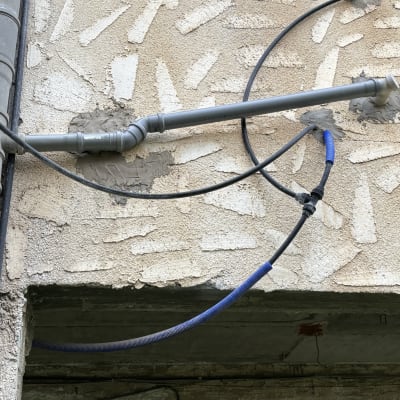 צינורות פלסטיק מחוברים לקיר חיצוני עם חיבורים