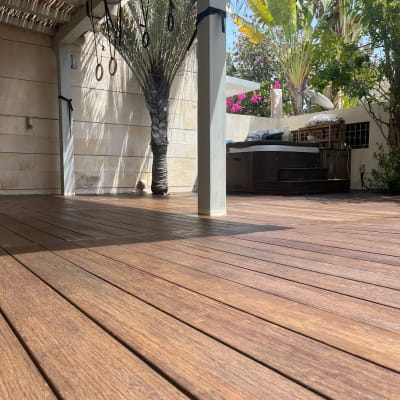 רצפת עץ עם פרגולה וטבעות תלייה