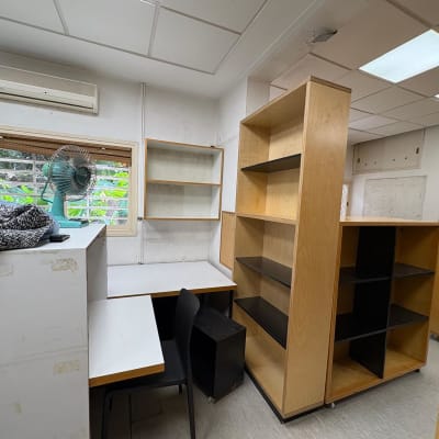 חדר עם מדפים, שולחן ומאוורר