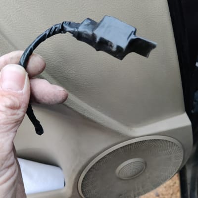 חוט חשמלי מחובר לדלת רכב