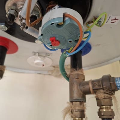 חלקים תחתונים של דוד שמש עם חיבורים וצינורות