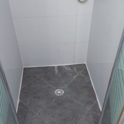 מקלחת עם ברז, צינור ומרזב ברצפה