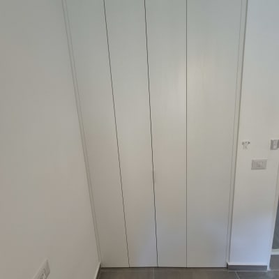 ארון קיר לבן עם דלתות סגורות