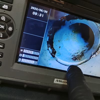 מסך מראה צינור עם סימני נזילה