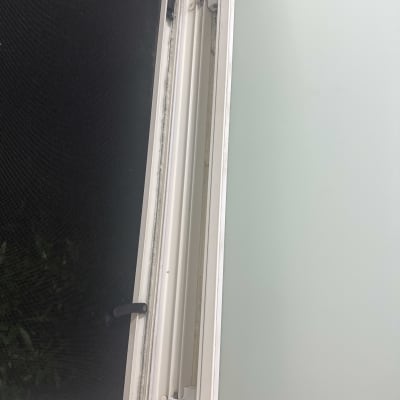 מסגרת אלומיניום לחלון עם זכוכית חלבית