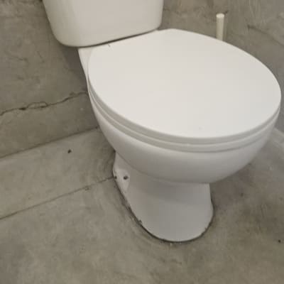 אסלה מותקנת על רצפת חדר אמבטיה