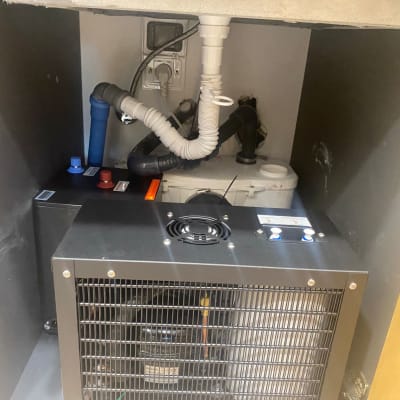 מערכת צנרת ומיכל מתחת לכיור