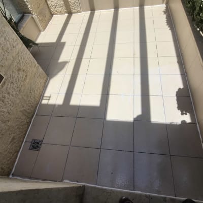 רצפת אריחים עם איטום באזור חיצוני
