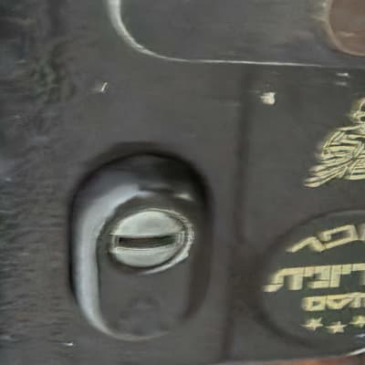 תמונה של מנעול על דלת מתכת כהה