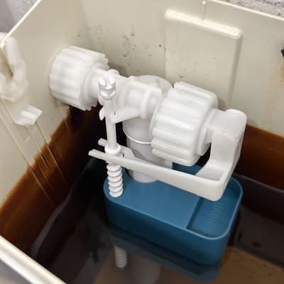 מנגנון מצוף פלסטיק לבן במיכל שירותים