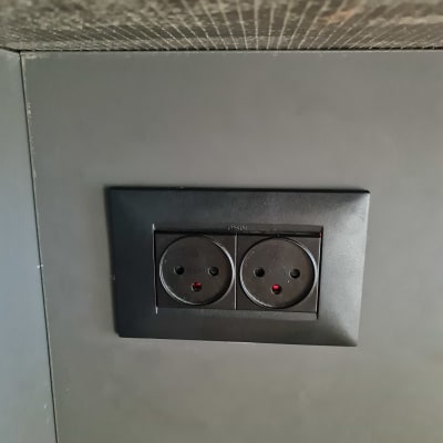 שקע חשמלי כפול בקיר אפור