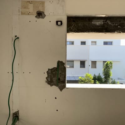 קיר עם חור ותשתית חשמל חשופה