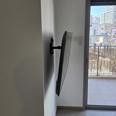 טלוויזיה מותקנת על קיר עם זרוע מתכווננת