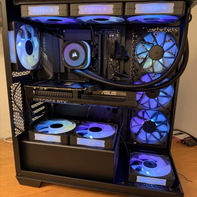 מחשב גיימינג עם רכיבי קירור ותאורה כחולה