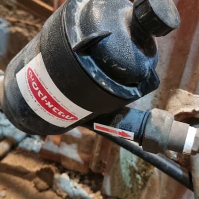 מסנן מים עם צינורות וחיבורים