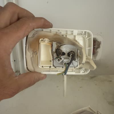 שקע חשמלי עם חוטים חשופים ותיקון