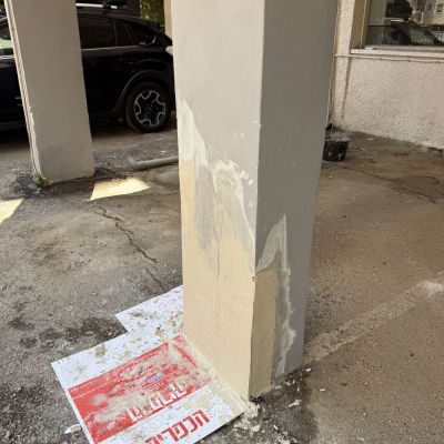 עמוד בטון עם תיקון טיח בחניון