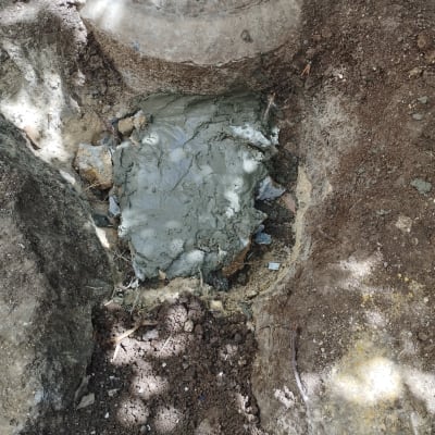 תיקון צנרת ביוב עם בטון באדמה