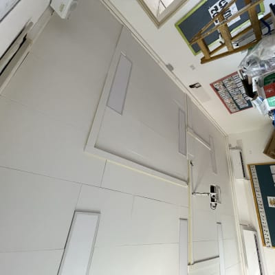 קיר גבס עם לוחות תאורה מותקנים