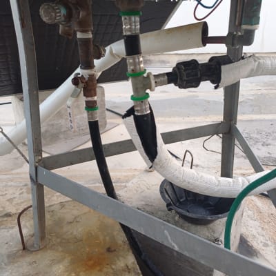 צינורות ומחברים מתכתיים במערכת אינסטלציה