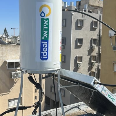 דוד שמש על גג עם קולטים ומתקן מתכת