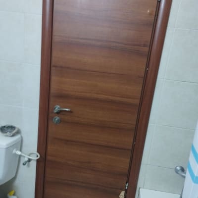 דלת עץ חומה עם ידית מתכת