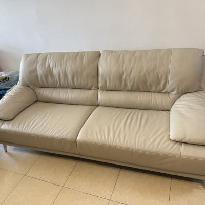 ספה בהירה על רצפת אריחים