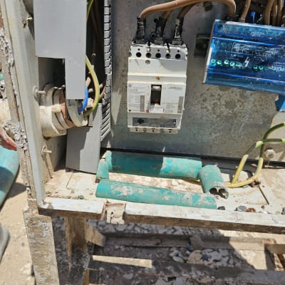 לוח חשמל עם חוטים ומפסק חשמלי