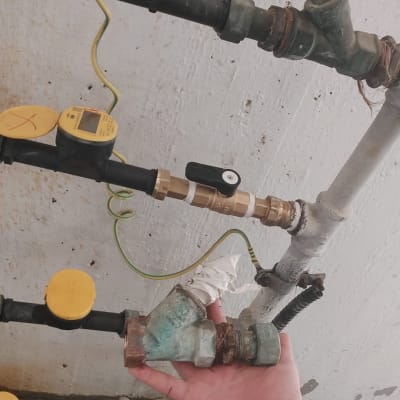 יד מחזיקה שסתום צינור עם ברזים ומד מים