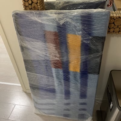 תמונה של חפץ עטוף בניילון ליד מראה