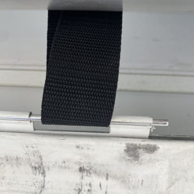 רצועה שחורה מחוברת לתריס מתכת לבן