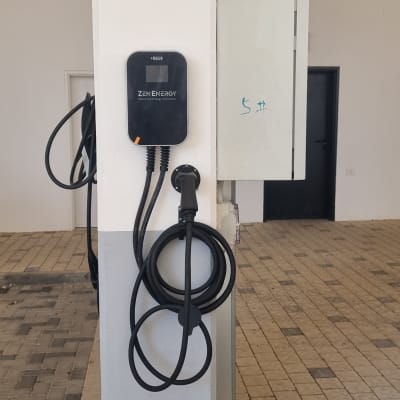 מטען לרכב חשמלי מותקן על עמוד בחניון