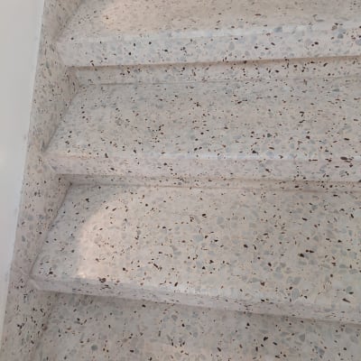 מדרגות טרצו נקיות ומבריקות ללא לכלוך או כתמים