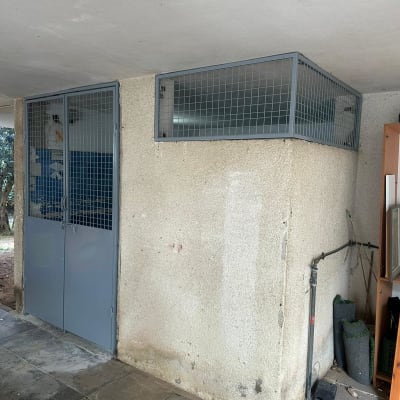 מסגרת מתכת אפורה על קיר בטון