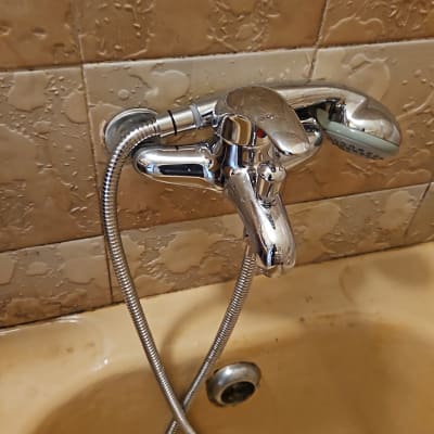 ברז אמבטיה עם צינור מקלחת