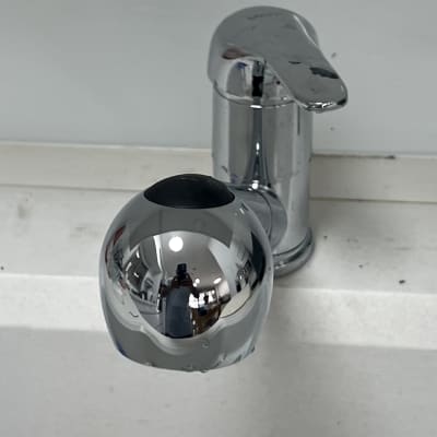 ברז כרום מבריק על כיור לבן