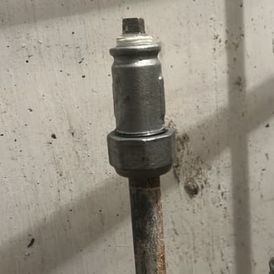 צינור מתכת עם חיבור על קיר לבן