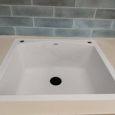 כיור שיש לבן עם חורים לברזים