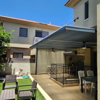 פרגולה מאלומיניום עם תאורה תלויה בחצר